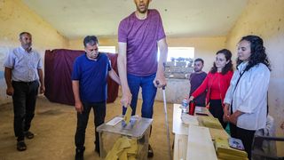 'Dünyanın en uzun adamı' unvanlı Sultan Kösen Mardin'de oyunu kullandı