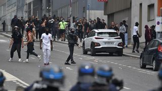 Fransa'da protestocular lüks mağazaları ve bankaları yağmalıyor