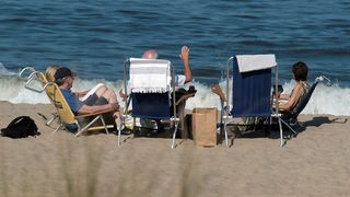 ABD Başkanı Biden, Hawaii yanarken plajda objektiflere yansıdı