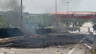 Malezya'da özel yolcu uçağı düştü