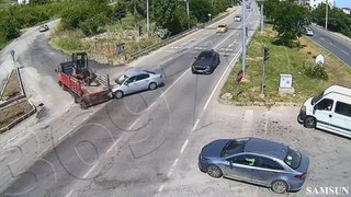 Samsun'da kırmızı ışıkta geçen şahıs kazaya neden oldu