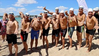 Yüzmenin "ihtiyar delikanlıları" her yaşta sporu öneriyor
