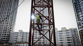 Kule vinç operatörü! Metrelerce yüksekte tek başına mesai yapıyor