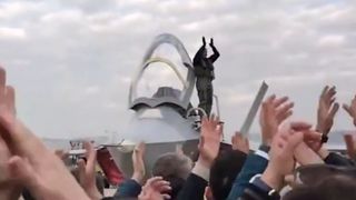 KAAN'ın ilk uçuşunu gerçekleştiren Barbaros Demirbaş, alkışlarla karşılandı