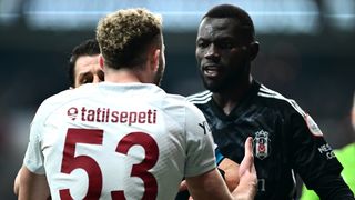 Beşiktaş, derbide 10 kişi kaldı! Omar Colley oyundan atıldı