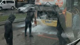 İstanbul'da değişmeyen manzara! İETT otobüsü yolda kaldı