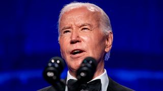 Joe Biden'ın otelde konuşurken, eylemciler dışarda protesto etti: 'Soykırımcı Joe'