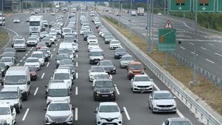 Bayram tatili dolayısıyla yollarda trafik yoğunluğu yaşanıyor