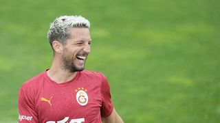 Dries Mertens'in antrenörün kalçasını ellediği anlar kamerada