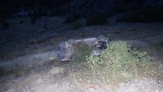 Elazığ'da terasa takılan otomobil uçuruma düşmekten kurtuldu: 7 yaralı