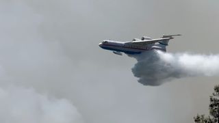 İzmir'deki yangına hem havadan hem karadan müdahale ediliyor