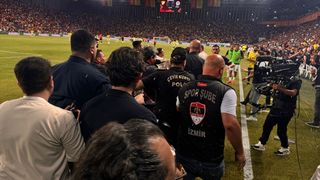 Fenerbahçe Başkanı Ali Koç, sahaya indi! Arbede çıktı