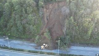 Artvin'de heyelan yolu kapattı