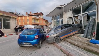 Kütahya'da kontrolden çıkan otomobil, yayaya ve iki araca çarptı