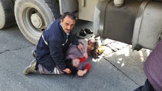 İstanbul'da yolun karşısına geçmek isteyen kadına hafriyat kamyonu çarptı