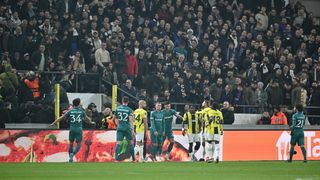 Anderlecht - Fenerbahçe maçı tribündeki ırkçı davranışlar nedeniyle durdu