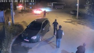 Sakarya'da drift atan sürücülere tabure fırlattı