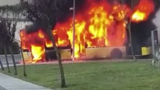 İstanbul'da İETT otobüsü alevler içinde yanarak kullanılamaz hale geldi