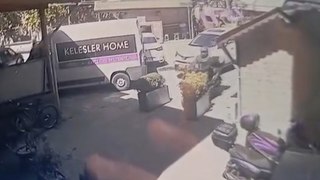 Bartın'da gaz kolu takılan motosiklet iş yerinin duvarına çarptı
