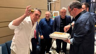 Final maçı öncesinde Ali Koç'a baklava ikramı