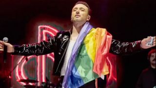 Mabel Matiz, ODTÜ konserinde LGBT bayrağı açtı