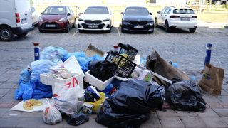 İzmir'de grev sürüyor: Sokaklar çöpten geçilmiyor