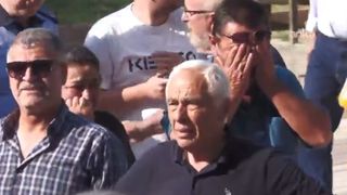 Ferdi Zeyrek'in vefat ettiğini duyan Manisalılar gözyaşlarını tutamadı