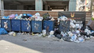 Buca'da işçiler grevde: Sokaklarda çöp dağları oluştu