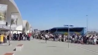 İsrail'den kaçan yüzlerce kişi Güney Kıbrıs'ta uzun kuyruklar oluşturdu