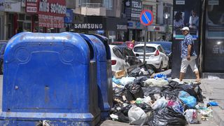 İzmir Buca'da çöp yığınları artıyor