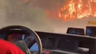 İzmir'de alevlerin arasında kalan orman ekibi kurtulmak için saniyelerle yarıştı