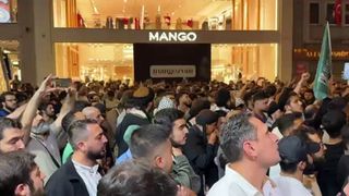 İstiklal Caddesi'nde Leman dergisine protesto