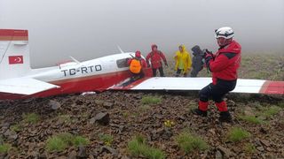 Rize'ye iniş yapmak üzereyken dağlık bölgede düşen uçağa ulaşıldı