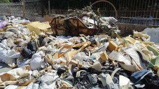 İzmir'in merkezindeki çöp dağları yangına davetiye çıkartıyor