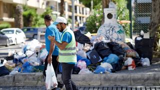 İzmir Karşıyaka'da sokaklarda çöp yığınları oluştu