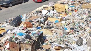 İzmir Buca'da toplanmayan çöpler alev alev yandı