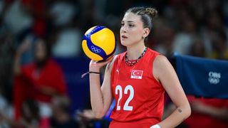 Milli voleybolcu İlkin Aydın, kampta sakatlandı