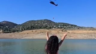 Hatay'da yangına müdahale eden pilot kendisini selamlayan çocuğa el salladı