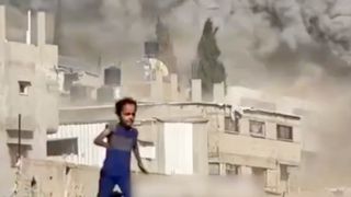 Gazze'de İsrail'in bombalarından kaçan küçük kız