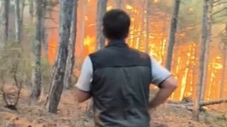 Eskişehir'de ormancıların yangının ortasında kaldığı anlar ortaya çıktı