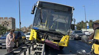 İstanbul'da seyir halindeki İETT otobüsü, çelik bariyerlerde asılı kaldı