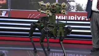 Türkiye'nin ilk füze atan robot köpeği KOZ, tv100'de tanıtıldı