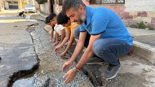 İzmir'in içme suyu, musluk yerine sokaklara akıyor