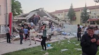 Balıkesir'deki deprem sonrası bazı binalar yıkıldı