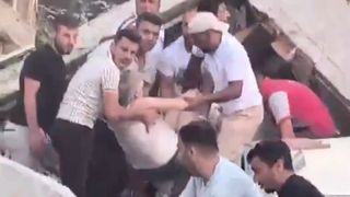 Balıkesir'deki depremde yıkılan binadan 5 kişi kurtarıldı