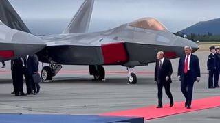 Vladimir Putin’in üzerinden bombardıman uçağının geçtiği anlar kamerada