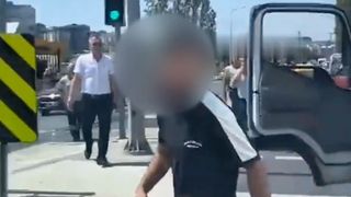 Ali Yerlikaya: İstanbul’da kamyonetiyle bir kadın sürücünün önünü kesen şahıs yakalandı