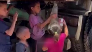 Gazzeli çocuklar kamyondan akan kirli suyu kaplara doldurmaya çalıştı