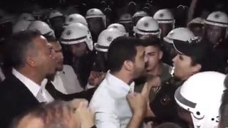 CHP'liler polislerin üzerine yürüdü
