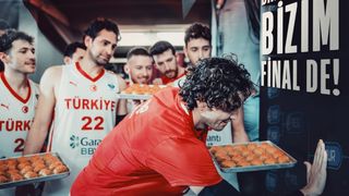 Osman Aşkın Bak'tan baklavalı galibiyet paylaşımı